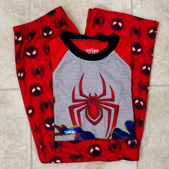 Marvel Spiderman Set Pigiama per Ragazzi Nero e Rosso | T-Shirt e Pantaloncini Pigiama per Bambini | Design con Imbracatura Web | Merce Ufficiale Marvel | Regalo Perfetto per Piccoli Supereroi Marvel Spiderman Set Pigiama per Ragazzi Nero e Rosso | T-Shirt e Pantaloncini Pigiama per Bambini | Design con Imbracatura Web | Merce Ufficiale Marvel | Regalo Perfetto per Piccoli Supereroi